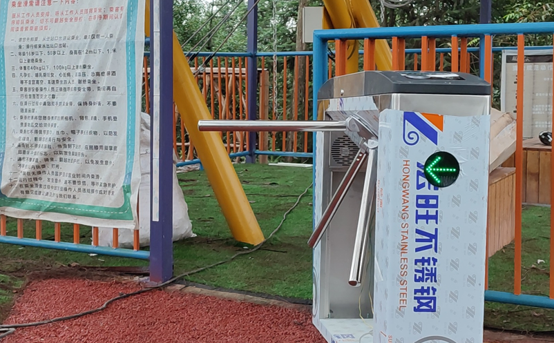 易景通工作人員在四川歡樂(lè)叢林景區(qū)滑索處智能檢票閘機(jī)安裝圖 易景通工作人員在四川歡樂(lè)叢林景區(qū)滑索處智能檢票閘機(jī)安裝圖