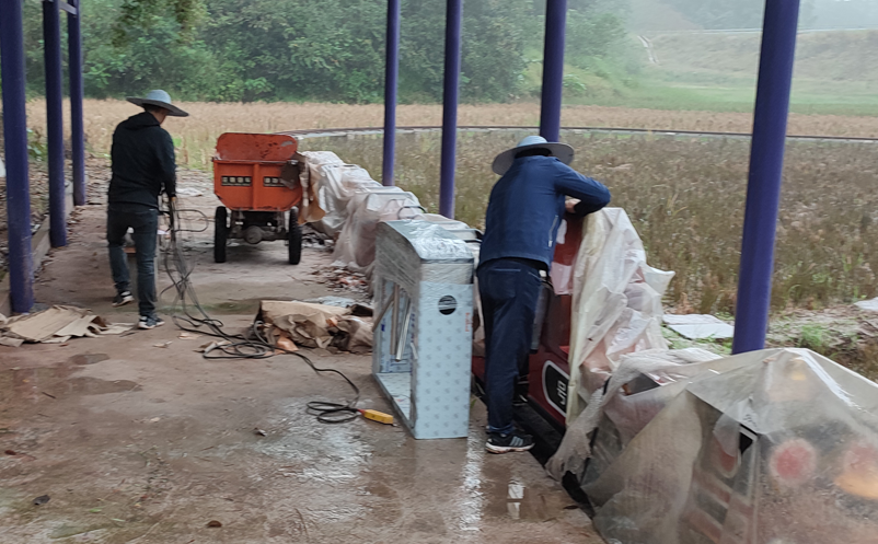 易景通工作人員在四川歡樂(lè)叢林景區(qū)稻田火車(chē)項(xiàng)目處智能檢票閘機(jī)安裝圖 易景通工作人員在四川歡樂(lè)叢林景區(qū)稻田火車(chē)項(xiàng)目處智能檢票閘機(jī)安裝圖