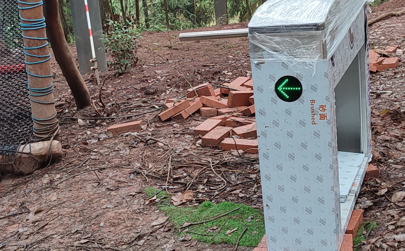 易景通工作人員在四川歡樂(lè)叢林景區(qū)叢林樹(shù)網(wǎng)項(xiàng)目處智能檢票閘機(jī)安裝圖 易景通工作人員在四川歡樂(lè)叢林景區(qū)叢林樹(shù)網(wǎng)項(xiàng)目處智能檢票閘機(jī)安裝圖g