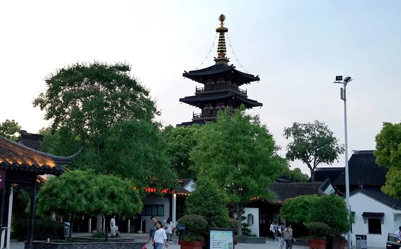 新媒體時代下短視頻營銷對旅游景區(qū)的正面和負(fù)面影響