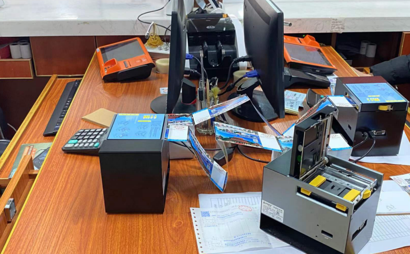 炎帝陵景區(qū)窗口售票人員使用易景通提供的窗口售票系統(tǒng)、門票打印機(jī)場景